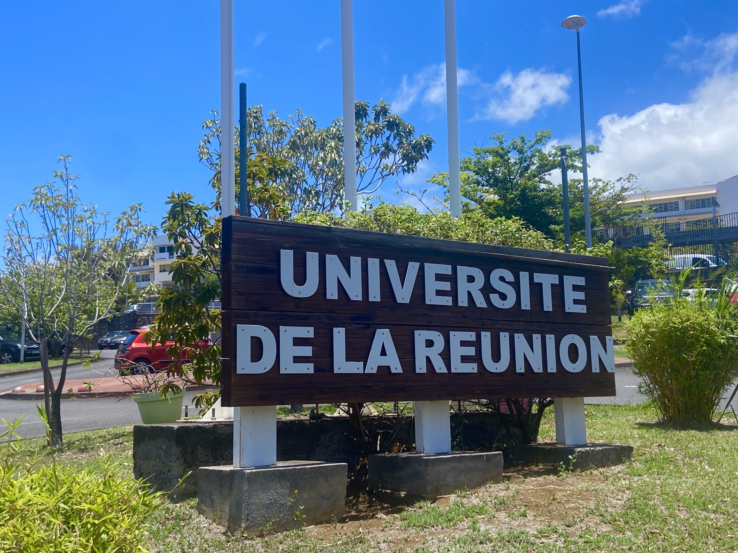 Photographie de la pancarte Université de La Réunion