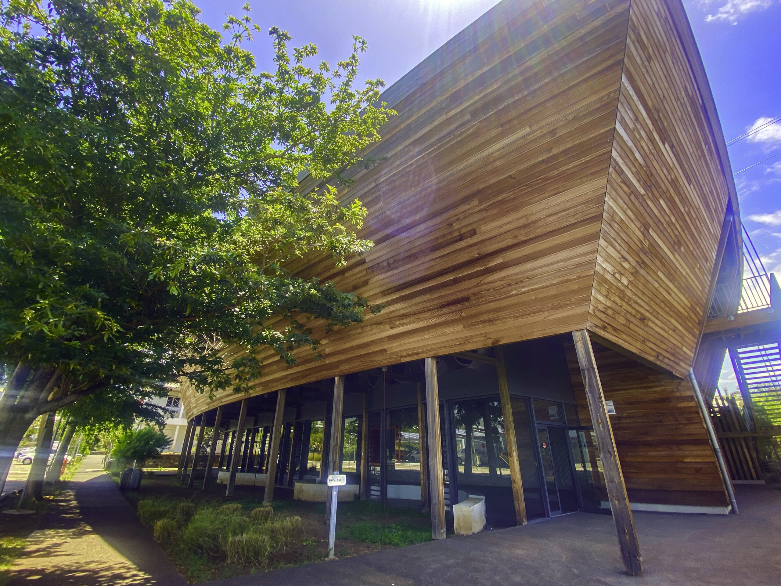 Photographie de l'amphithéâtre bioclimatique de l'Université de La Réunion